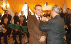 Pepe Barber entregando la Insignia de Oro de la Asociacin a Roberto Lpez
